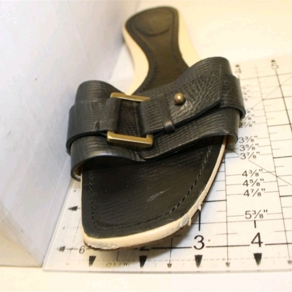 Sale Gucci Slides Womens Size 8.5 B Embossed Leather Buckle Sandals Italy Shoes - Picture 13 of 16